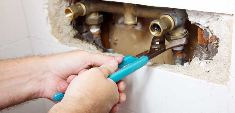 Comment réparer les fuites à l’extérieur du réservoir des wc ?